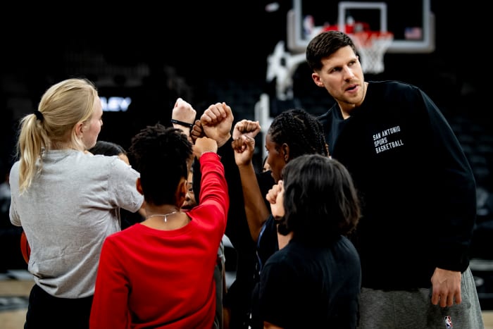 San Antonio Spurs small forward Doug McDermott breaks out a huddle with some of the girls basketball team from S.J. Davis Middle School during the team-hosted "Hope to Dream" event.
